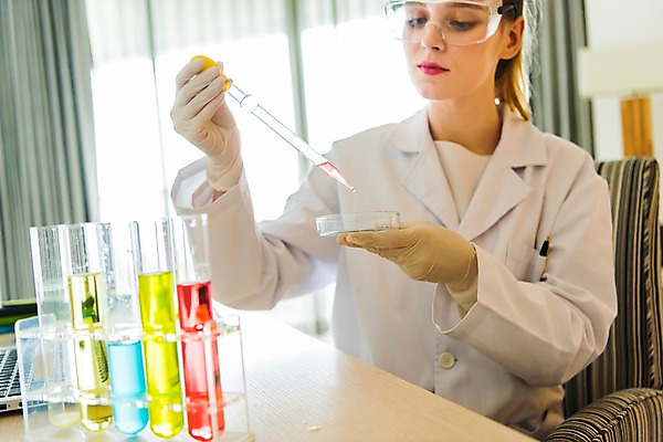 포토 JPG 서양인 응시 여자 과학 실내 실험 한명 들기 앉기 상반신 20대 성인 앞모습 아웃포커스 가운 과학자 플라스크 성인여자한명만 국내포토 외국인 직업 1 시선 옷 뷰포인트 모션 촬영기법 실험기구 사람 청년 내부 학자 여자한명만 성인여자만 파일형식