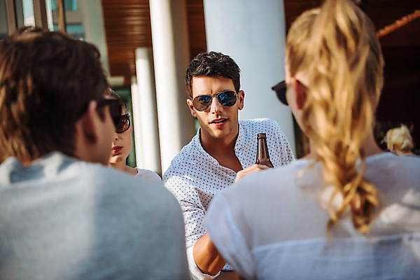 포토 JPG 주간 서양인 응시 여자 남자 태국 맥주 서기 들기 이벤트 여러명 상반신 20대 성인 야외 앞모습 뒷모습 아웃포커스 친구 비즈니스라이프 선글라스 파티 비즈니스맨 비즈니스우먼 동료 성인만 국내포토 자연요소 외국인 라이프스타일 시선 아시아 안경 뷰포인트 다수 비즈니스 관계 모션 주류 촬영기법 사람 청년 직장인 파일형식