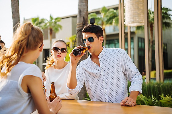 포토 JPG 주간 서양인 나무 응시 여자 남자 태국 탁자 맥주 서기 손짓 이벤트 상반신 20대 성인 야외 앞모습 옆모습 세명 친구 비즈니스라이프 선글라스 파티 마시기 비즈니스맨 비즈니스우먼 동료 맥주병 성인만 국내포토 자연요소 외국인 식물 라이프스타일 시선 아시아 안경 뷰포인트 가구 비즈니스 관계 모션 술병 주류 사람 청년 직장인 파일형식