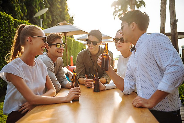 포토 JPG 주간 서양인 나무 응시 여자 남자 태국 탁자 맥주 서기 미소 들기 이벤트 여러명 상반신 20대 성인 야외 앞모습 옆모습 아웃포커스 친구 비즈니스라이프 선글라스 파티 비즈니스맨 비즈니스우먼 동료 맥주병 성인만 국내포토 자연요소 외국인 식물 라이프스타일 시선 아시아 안경 뷰포인트 가구 다수 비즈니스 관계 모션 술병 주류 촬영기법 표정 사람 청년 직장인 파일형식