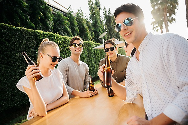 포토 JPG 주간 서양인 나무 여자 남자 태국 탁자 맥주 서기 미소 들기 이벤트 여러명 상반신 20대 성인 야외 앞모습 옆모습 아웃포커스 친구 비즈니스라이프 선글라스 파티 비즈니스맨 비즈니스우먼 동료 맥주병 성인만 국내포토 자연요소 외국인 식물 라이프스타일 아시아 안경 뷰포인트 가구 다수 비즈니스 관계 모션 술병 주류 촬영기법 표정 사람 청년 직장인 파일형식