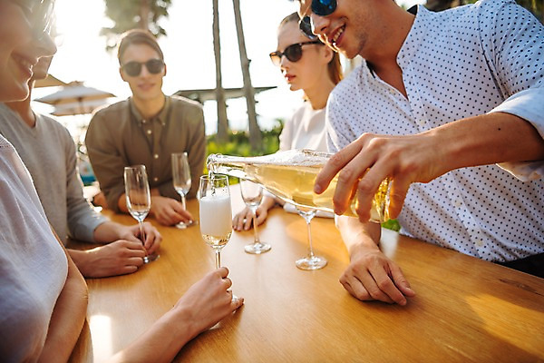 포토 JPG 주간 서양인 응시 여자 남자 태국 탁자 서기 미소 들기 이벤트 여러명 상반신 20대 성인 야외 앞모습 옆모습 아웃포커스 친구 비즈니스라이프 선글라스 파티 비즈니스맨 비즈니스우먼 샴페인 동료 샴페인잔 성인만 국내포토 자연요소 외국인 라이프스타일 시선 아시아 안경 뷰포인트 가구 다수 술잔 비즈니스 관계 모션 주류 촬영기법 표정 사람 청년 직장인 파일형식