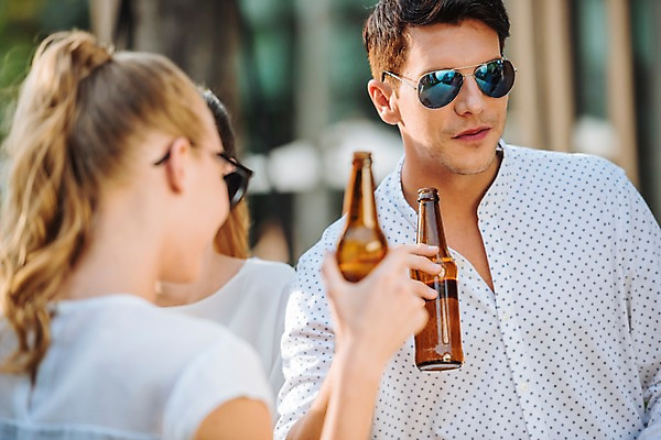 포토 JPG 주간 서양인 응시 여자 남자 태국 맥주 서기 미소 들기 이벤트 상반신 20대 성인 야외 두명 앞모습 뒷모습 아웃포커스 친구 비즈니스라이프 선글라스 파티 비즈니스맨 비즈니스우먼 동료 맥주병 성인만 국내포토 자연요소 외국인 라이프스타일 시선 아시아 안경 뷰포인트 비즈니스 관계 모션 술병 주류 촬영기법 표정 사람 청년 직장인 파일형식