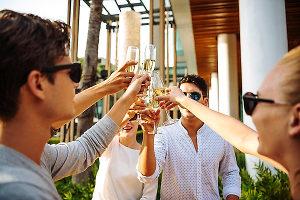 포토 JPG 주간 서양인 여자 남자 태국 서기 미소 들기 손짓 이벤트 여러명 상반신 20대 성인 야외 앞모습 옆모습 아웃포커스 친구 비즈니스라이프 선글라스 파티 비즈니스맨 비즈니스우먼 동료 건배 샴페인잔 성인만 국내포토 자연요소 외국인 라이프스타일 아시아 안경 뷰포인트 다수 술잔 비즈니스 관계 모션 촬영기법 표정 사람 청년 직장인 파일형식