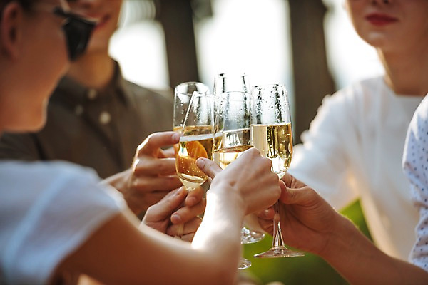 포토 JPG 주간 서양인 여자 남자 태국 들기 손짓 여러명 상반신 20대 성인 야외 앞모습 옆모습 아웃포커스 친구 비즈니스라이프 파티 비즈니스맨 비즈니스우먼 동료 건배 샴페인잔 성인만 국내포토 자연요소 외국인 라이프스타일 아시아 뷰포인트 다수 술잔 비즈니스 관계 모션 촬영기법 사람 이벤트 청년 직장인 파일형식