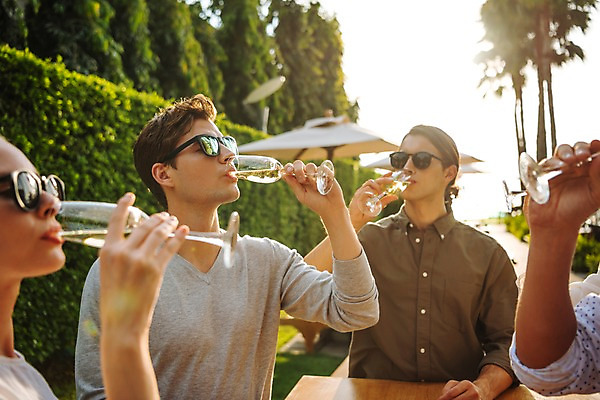 포토 JPG 주간 서양인 나무 여자 남자 태국 서기 들기 손짓 이벤트 여러명 상반신 20대 성인 야외 앞모습 옆모습 아웃포커스 신체부위 친구 비즈니스라이프 선글라스 파티 마시기 비즈니스맨 비즈니스우먼 샴페인 동료 샴페인잔 팔 성인만 국내포토 자연요소 외국인 식물 라이프스타일 아시아 안경 뷰포인트 다수 술잔 비즈니스 관계 모션 주류 촬영기법 사람 청년 직장인 파일형식