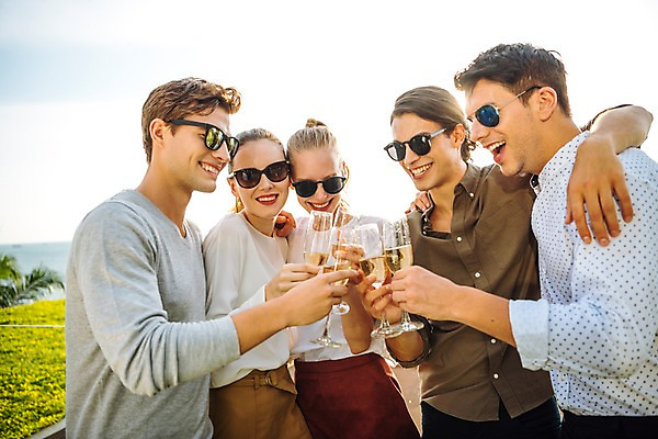 포토 JPG 주간 서양인 응시 여자 남자 태국 어깨동무 서기 미소 들기 이벤트 여러명 상반신 20대 성인 야외 앞모습 옆모습 아웃포커스 친구 비즈니스라이프 선글라스 파티 비즈니스맨 비즈니스우먼 샴페인 동료 건배 샴페인잔 성인만 국내포토 자연요소 외국인 라이프스타일 시선 아시아 안경 뷰포인트 포즈 다수 술잔 비즈니스 관계 모션 주류 촬영기법 표정 사람 청년 직장인 파일형식