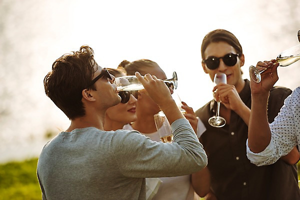 포토 JPG 주간 서양인 여자 남자 태국 서기 미소 들기 손짓 이벤트 여러명 상반신 20대 성인 야외 앞모습 옆모습 아웃포커스 신체부위 친구 비즈니스라이프 파티 마시기 비즈니스맨 비즈니스우먼 샴페인 동료 샴페인잔 팔 성인만 국내포토 자연요소 외국인 라이프스타일 아시아 뷰포인트 다수 술잔 비즈니스 관계 모션 주류 촬영기법 표정 사람 청년 직장인 파일형식