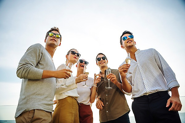 포토 JPG 주간 서양인 응시 여자 남자 로우앵글 태국 서기 미소 들기 이벤트 여러명 상반신 20대 성인 야외 앞모습 옆모습 아웃포커스 친구 비즈니스라이프 선글라스 파티 비즈니스맨 비즈니스우먼 동료 샴페인잔 성인만 국내포토 자연요소 외국인 라이프스타일 시선 아시아 안경 뷰포인트 다수 술잔 비즈니스 관계 모션 촬영기법 표정 사람 청년 직장인 파일형식