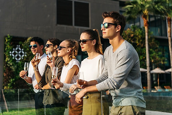 포토 JPG 주간 서양인 나무 응시 여자 남자 태국 서기 미소 들기 이벤트 여러명 상반신 20대 성인 야외 건물 옆모습 아웃포커스 친구 비즈니스라이프 선글라스 파티 비즈니스맨 비즈니스우먼 동료 샴페인잔 성인만 국내포토 자연요소 외국인 식물 라이프스타일 건축물 시선 아시아 안경 뷰포인트 다수 술잔 비즈니스 관계 모션 촬영기법 표정 사람 청년 직장인 파일형식