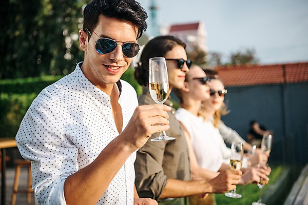 포토 JPG 주간 서양인 나무 응시 여자 남자 태국 서기 미소 들기 이벤트 여러명 상반신 20대 성인 야외 옆모습 아웃포커스 친구 비즈니스라이프 선글라스 파티 비즈니스맨 비즈니스우먼 동료 샴페인잔 성인만 국내포토 자연요소 외국인 식물 라이프스타일 시선 아시아 안경 뷰포인트 다수 술잔 비즈니스 관계 모션 촬영기법 표정 사람 청년 직장인 파일형식