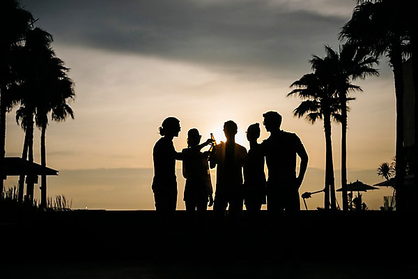 포토 JPG 주간 서양인 나무 여자 남자 실루엣 태국 맥주 서기 들기 이벤트 여러명 상반신 20대 성인 야외 앞모습 옆모습 친구 파티 노을 동료 즐거움 건배 성인만 국내포토 자연요소 외국인 식물 감정 아시아 뷰포인트 다수 관계 모션 주류 촬영기법 사람 청년 파일형식