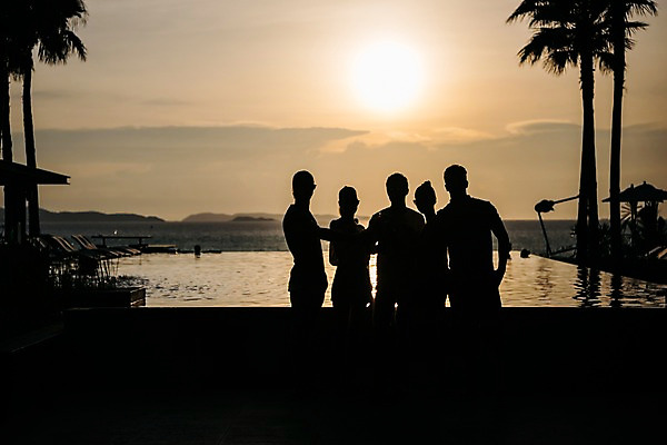 포토 JPG 주간 서양인 나무 여자 남자 실루엣 태국 수영장 서기 이벤트 여러명 상반신 20대 성인 야외 앞모습 옆모습 친구 파티 노을 동료 즐거움 건배 성인만 국내포토 자연요소 외국인 식물 감정 아시아 뷰포인트 다수 관계 모션 촬영기법 사람 청년 파일형식