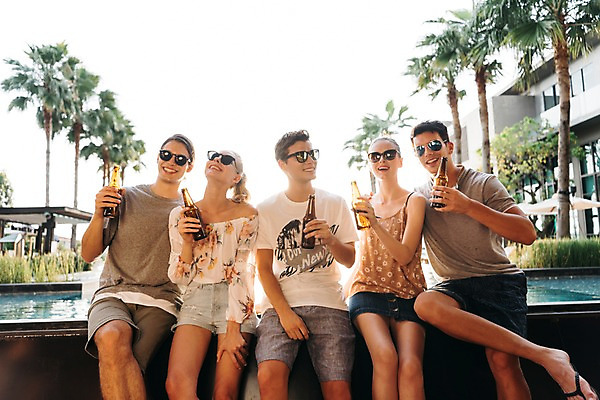 포토 JPG 주간 서양인 나무 응시 여자 남자 태국 맥주 미소 들기 앉기 이벤트 여러명 상반신 20대 성인 야외 앞모습 아웃포커스 친구 선글라스 파티 동료 즐거움 맥주병 성인만 국내포토 자연요소 외국인 식물 시선 감정 아시아 안경 뷰포인트 다수 관계 모션 술병 주류 촬영기법 표정 사람 청년 파일형식