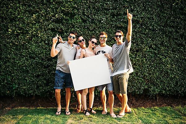 포토 JPG 주간 전신 서양인 배너 여자 남자 태국 사각프레임 프레임 광고판 서기 미소 들기 손짓 이벤트 여러명 20대 성인 야외 앞모습 친구 선글라스 파티 즐거움 성인만 국내포토 자연요소 외국인 감정 아시아 안경 뷰포인트 다수 관계 모션 알림판 표정 사람 청년 사각형 판 파일형식