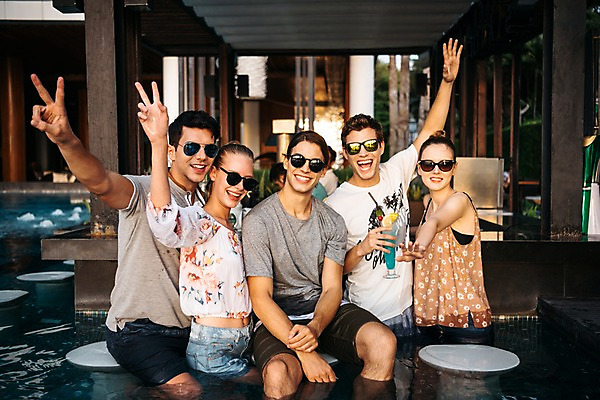 포토 JPG 주간 서양인 여자 남자 태국 수영장 웃음 들기 앉기 이벤트 여러명 상반신 20대 성인 야외 앞모습 아웃포커스 친구 선글라스 파티 칵테일 바 즐거움 브이 성인만 국내포토 자연요소 외국인 감정 아시아 안경 뷰포인트 다수 관계 모션 주류 촬영기법 표정 사람 손짓 청년 파일형식
