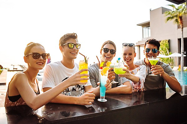 포토 JPG 주간 서양인 여자 남자 태국 서기 들기 손짓 이벤트 여러명 상반신 20대 성인 야외 앞모습 옆모습 아웃포커스 친구 선글라스 파티 칵테일 바 즐거움 건배 성인만 국내포토 자연요소 외국인 감정 아시아 안경 뷰포인트 다수 관계 모션 주류 촬영기법 사람 청년 파일형식