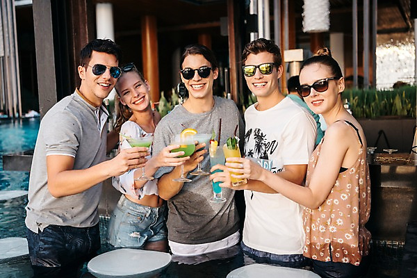 포토 JPG 주간 서양인 여자 남자 태국 서기 미소 들기 손짓 이벤트 여러명 상반신 20대 성인 야외 앞모습 옆모습 아웃포커스 친구 선글라스 파티 칵테일 바 즐거움 건배 성인만 국내포토 자연요소 외국인 감정 아시아 안경 뷰포인트 다수 관계 모션 주류 촬영기법 표정 사람 청년 파일형식