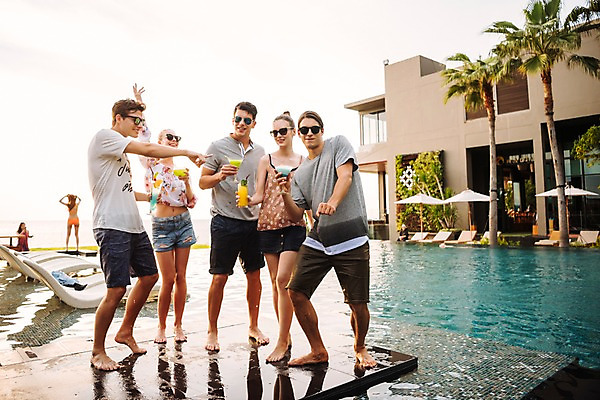 포토 JPG 주간 전신 서양인 나무 여자 남자 태국 수영장 서기 미소 들기 손짓 이벤트 여러명 20대 성인 야외 건물 앞모습 옆모습 아웃포커스 친구 선글라스 파티 춤 칵테일 즐거움 성인만 국내포토 자연요소 외국인 식물 건축물 감정 아시아 안경 뷰포인트 다수 관계 모션 문화예술 주류 촬영기법 표정 사람 청년 파일형식