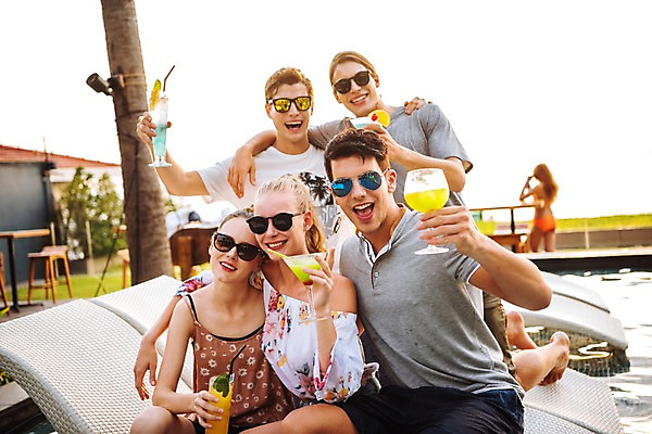 포토 JPG 주간 서양인 나무 여자 남자 태국 수영장 웃음 들기 앉기 손짓 이벤트 여러명 상반신 20대 성인 야외 앞모습 아웃포커스 친구 선글라스 파티 칵테일 즐거움 성인만 국내포토 자연요소 외국인 식물 감정 아시아 안경 뷰포인트 다수 관계 모션 주류 촬영기법 표정 사람 청년 파일형식