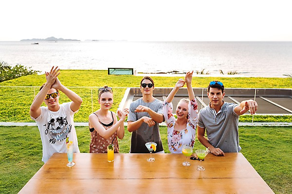 포토 JPG 주간 서양인 여자 남자 바다 태국 탁자 서기 웃음 손짓 이벤트 초원 여러명 상반신 20대 성인 야외 앞모습 친구 선글라스 파티 칵테일 박수 즐거움 성인만 국내포토 자연요소 외국인 감정 아시아 안경 뷰포인트 가구 다수 관계 모션 주류 표정 사람 청년 파일형식