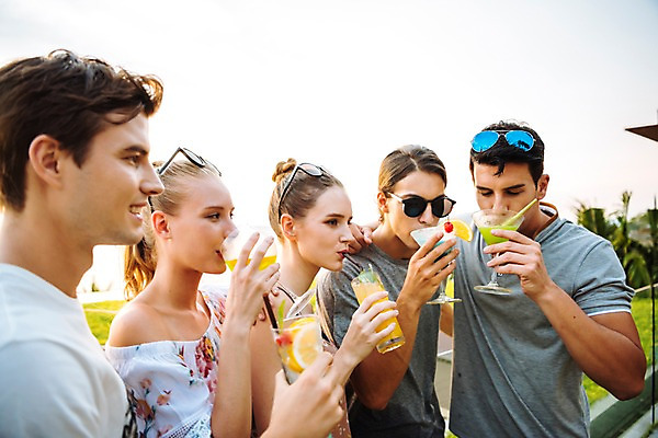 포토 JPG 주간 서양인 응시 여자 남자 태국 서기 미소 들기 손짓 이벤트 여러명 상반신 20대 성인 야외 앞모습 옆모습 아웃포커스 친구 선글라스 파티 마시기 칵테일 즐거움 성인만 국내포토 자연요소 외국인 시선 감정 아시아 안경 뷰포인트 다수 관계 모션 주류 촬영기법 표정 사람 청년 파일형식