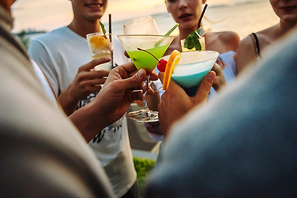 포토 JPG 주간 서양인 여자 남자 태국 서기 들기 손짓 이벤트 여러명 상반신 20대 성인 야외 앞모습 뒷모습 아웃포커스 친구 파티 칵테일 즐거움 건배 성인만 국내포토 자연요소 외국인 감정 아시아 뷰포인트 다수 관계 모션 주류 촬영기법 사람 청년 파일형식