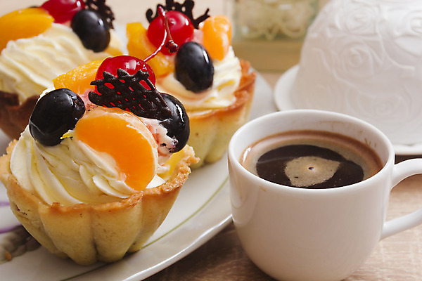 포토 JPG 해외이미지 커피 음식 과일 디저트 사람없음 장식 컵 파티 과자 케이크 초콜릿 희망 소용돌이 축하 대접 생일 고급 달콤 컵케이크 굽기 뿌리기 스펀지 반투명 프로스팅 해외202004 해외포토 식기 기념일 감정 음료 컨셉 모션 이벤트 회오리 맛 구이 제빵 파일형식 이미지허브