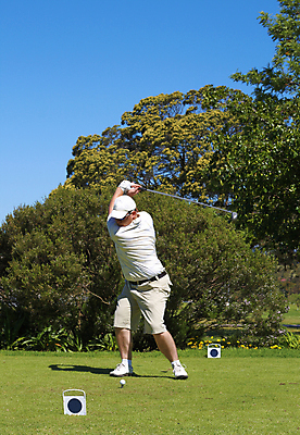 포토 JPG 해외이미지 나무 식물 백인 직업 남자 스포츠 신발 셔츠 골프 바지 공 자연 놀이 하늘 골프공 한명 취미 야외 초록색 파란색 우주 운전 게임 운전사 골퍼 목표 큼 강의 연습 그네 클럽 슛 기어 골프티 때리기 스트라이크 운동가 캡모자 타격 플레이어 해외202004 해외포토 서양인 모자_잡화 1 컬러 컨셉 상의 모션 하의 운동선수 골프용품 사람 구기 크기 생태계 파일형식 이미지허브