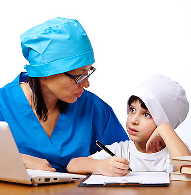 포토 JPG 해외이미지 백인 여자 교육 남자 유럽 아들 어린이 백그라운드 유니폼 2 졸업 가족 엄마 건강 대화 소년 두명 치료 책 가로 파란색 컴퓨터 장난감 약 갈색 우주 유치원 간호사 의사 흰색 교과서 그림 세대 고립 지속성 카피스페이스 해외202004 해외포토 서양인 옷 나라 컬러 의학 관계 교재 말하기 사람 전자제품 공백 의료진 파일형식 이미지허브