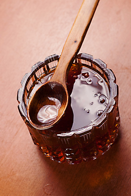 포토 JPG 해외이미지 나무 1 음식 백그라운드 오렌지 재료 탁자 디저트 건강 사람없음 목재 치료 빛 약 반사 노란색 숟가락 거품 흐름 시골 신선 그물 투명 액체 달콤 크리스탈 유기농 날것 시럽 유리그릇 꿀 노려봄 내추럴 어려움 치료제 해외202004 해외포토 식물 그릇 웰빙 컬러 가구 컨셉 과일 의학 유리 수저 표정 맛 광석 파일형식 이미지허브