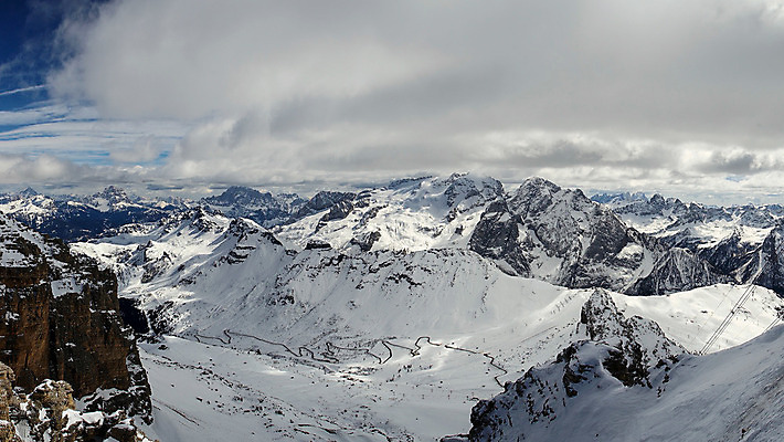 포토 JPG 해외이미지 구름 공원 유럽 부분 자연 하늘 산 풍경 사람없음 야외 파란색 계곡 맑음 이탈리아 전국 해외202004 해외포토 자연요소 공공시설 나라 컬러 날씨 생태계 파일형식 이미지허브
