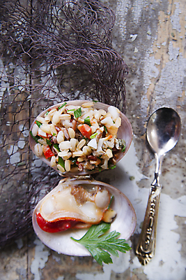 포토 JPG 해외이미지 조개 실내 마늘 사람없음 숟가락 그물 조개껍데기 리조또 나무배경 해외202004 해외포토 음식 백그라운드 채소 어패류 수저 내부 파일형식 이미지허브