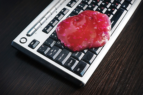 포토 JPG 해외이미지 분홍색 장신구 자동차 열쇠 사람없음 내부 빨간색 컴퓨터 장비 모임 수확 도구 키보드 얼룩 환경오염 씻기 청소 먼지 덮기 고무 스펀지 민달팽이 해외202004 해외포토 육상교통 컬러 컨셉 농업 모션 전자제품 청결 파일형식 달팽이_동물 이미지허브