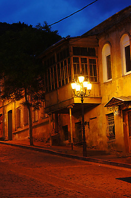 포토 JPG 해외이미지 전통 산 거리 사람없음 빛 성당 교회 탑 텔레비전 도시 야간 저녁 타운 조지아 해외202004 해외포토 자연요소 건축물 종교건축 건물 전자제품 동유럽 파일형식 이미지허브