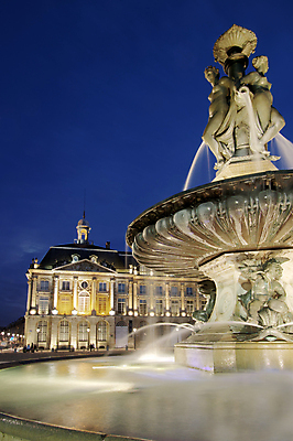 포토 JPG 해외이미지 건축물 건축양식 풍경 사람없음 야외 빛 조각상 프랑스 도시 야간 광장 보르도 분수_분수대 해외202004 해외포토 자연요소 건축 유럽 조형물 분수대 파일형식 이미지허브