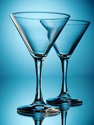 포토 JPG 해외이미지 2 유리 사람없음 파란색 컬러풀 반사 흰색 칵테일 오브젝트 마티니 해외202004 해외포토 컬러 재질 주류 파일형식 이미지허브