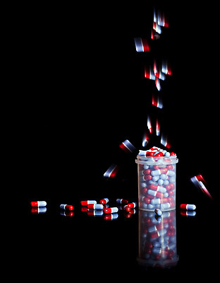 포토 JPG 해외이미지 과학 백그라운드 컨셉 모션 건강 사람없음 치료 빨간색 알약 약 건강관리 고통 가을 붓기 떨어짐 약초 컨테이너 약국 오브젝트 처방 중독 흙더미 조제 고립 돌봄 마약 진통제 치료제 화학물질 항생제 많음 해외202004 해외포토 계절 감정 산업 컬러 의학 관리 흙 풀_식물 화학 만들기 파일형식 더미 이미지허브