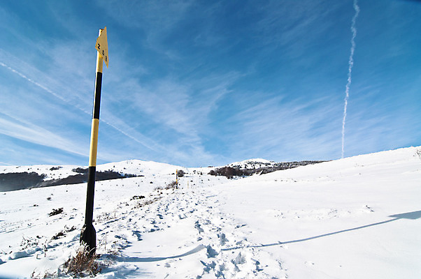 포토 JPG 해외이미지 스포츠 여행 겨울 자연 하늘 산 풍경 사람없음 야외 파란색 햇빛 우주 냉동 하이킹 추위 흰색 오솔길 언덕 사인 빙하 선로 해외202004 해외포토 계절 길 컬러 레저 태양 생태계 파일형식 이미지허브