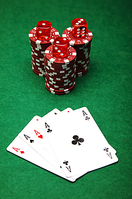 포토 JPG 해외이미지 실내 사람없음 쌓기 트럼프 포커칩 도박 카지노 주사위 겜블 초록배경 해외202004 해외포토 백그라운드 모션 내부 초록색 놀이용품 포커 파일형식 이미지허브