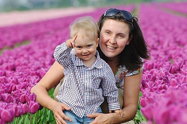 포토 JPG 해외이미지 식물 백인 라이프스타일 계절 남자 꽃 행복 감정 얼굴 어린이 꽃다발 밭 가족 자연 놀이 엄마 함께함 건강 사람 앉기 소년 야외 두명 초록색 빛 보라색 봄 꿈 튤립 아기 신선 네덜란드 해외202004 해외포토 서양인 유럽 컬러 컨셉 농업 관계 모션 생활 신체부위 생태계 파일형식 이미지허브