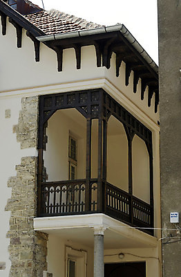 포토 JPG 해외이미지 디자인 외관 유럽 건축양식 창문 사람없음 건물 목재 장식 금속 발코니 바위 도시 클래식 파편 묘사 불가리아 옛날 스타일 해외202004 해외포토 나무 건축물 건축 나라 컨셉 재료 재질 돌_바위 파일형식 남유럽 이미지허브