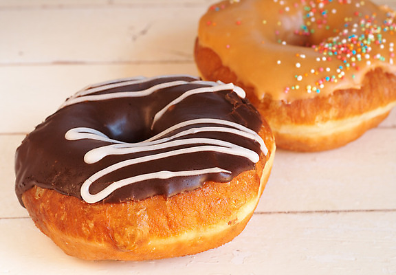 포토 JPG 해외이미지 음식 다이어트 디저트 기념 사람없음 목재 갈색 케이크 초콜릿 얼음 어둠 빵집 흰색 축하 대접 신선 도넛 달콤 맛 설탕 굽기 먹기 크림 충동구매 그런지 페스츄리 해로움 캐러멜 프로스팅 해외202004 해외포토 자연요소 나무 빵 컬러 컨셉 재료 모션 건강 쇼핑 상점 구이 제빵 과소비 파일형식 이미지허브