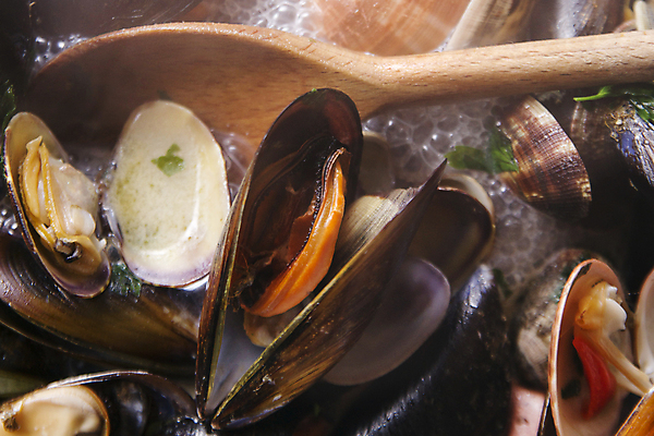 포토 JPG 해외이미지 조개 실내 요리 근접촬영 사람없음 거품 뜨거움 홍합 나무주걱 해외202004 해외포토 뷰포인트 어패류 내부 목재 주걱 파일형식 이미지허브