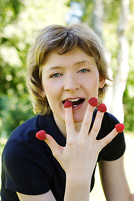 포토 JPG 해외이미지 손 계절 여자 열매 행복 여유 과일 장난 손가락 한명 성인 야외 초록색 정원 맑음 활발 유머 긍정 산딸기 해외202004 해외포토 식물 1 감정 컬러 컨셉 날씨 사람 신체부위 파일형식 이미지허브