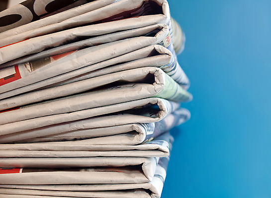 포토 JPG 해외이미지 종이 컨셉 텍스트 통신 새로움 이벤트 사람없음 옆모습 파란색 독서 쌓기 자료 정보 신문 뉴스 잡지 인쇄 언론 옛날 출판 표제 해외202004 해외포토 뷰포인트 컬러 모션 간행물 파일형식 이미지허브