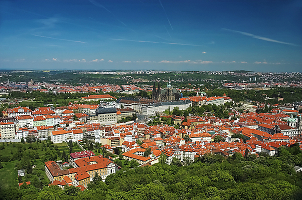 포토 JPG 해외이미지 나무 유럽 여행 잎 오렌지 건축양식 하늘 지붕 거리 주택 사람없음 건물 초록색 파란색 성당 교회 탑 수확 도시 중세 역사 중앙 복고 정사각형 체코 프라하 타운 동쪽 스카이라인 공화국 바실리카 보헤미아 옛날 해외202004 해외포토 도형 식물 건축물 건축 나라 컬러 농업 과일 종교건축 방향 파일형식 이미지허브