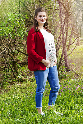 포토 JPG 해외이미지 백인 드레스 여자 행복 티셔츠 밭 자연 엄마 새로움 건강 사랑 한명 사람 성인 야외 빨간색 초록색 부모 태양 재킷 임산부 임신 달력 흰색 아기 해외202004 해외포토 자연요소 서양인 1 옷 감정 컬러 컨셉 셔츠 농업 가족 외투 생태계 파일형식 이미지허브