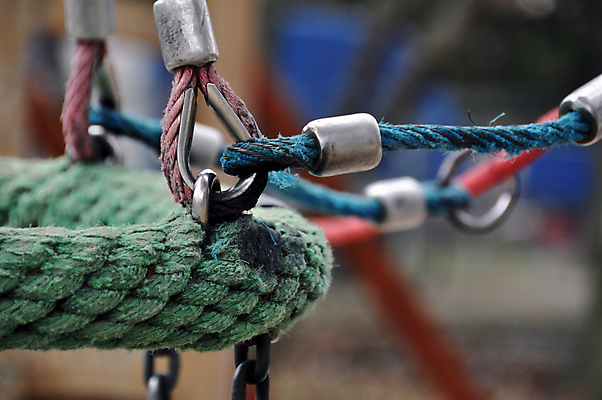 포토 JPG 해외이미지 라이프스타일 공원 행복 어린이 밧줄 이동 모션 자연 놀이 그림자 소년 사람없음 야외 빨간색 파란색 활발 기쁨 게임 원형 놀이터 그네 흥분 오르기 고립 해외202004 해외포토 도형 공공시설 남자 감정 줄 컬러 컨셉 사람 생활 생태계 파일형식 이미지허브