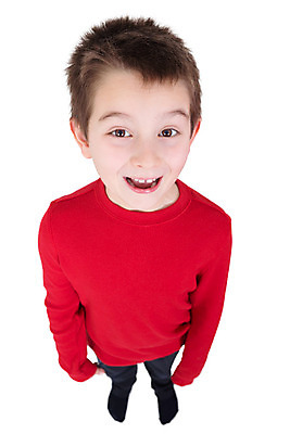 포토 JPG 해외이미지 남자 행복 여유 얼굴 어린이 남학생 티셔츠 장난 한명 서기 웃음 사람 소년 빨간색 올려보기 게임 흰색 표현 자신감 유머 작음 고립 해외202004 해외포토 1 학생 감정 컬러 셔츠 모션 놀이 표정 신체부위 크기 파일형식 이미지허브